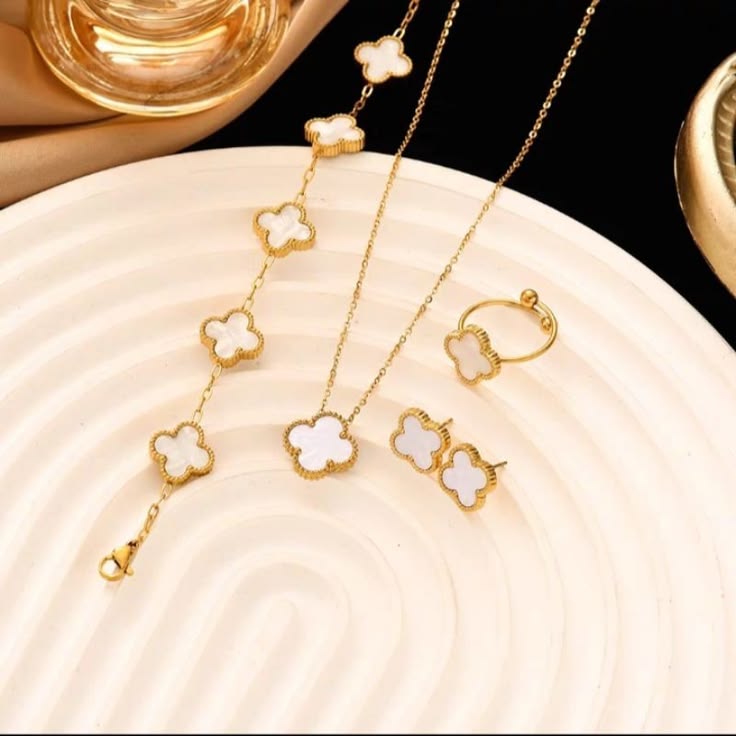 White Clover Set Simple